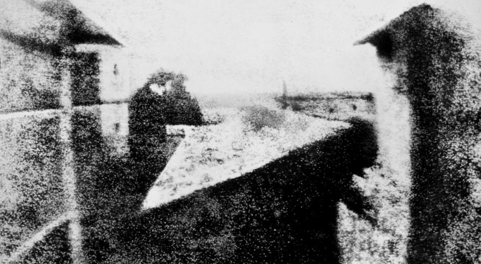 世界上第一张照片，被 AI 「修复」成了科幻片