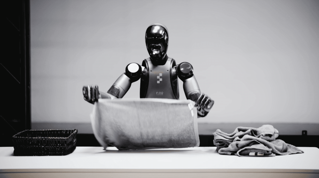 Figure人形机器人首秀灵巧手叠衣服！神经网络架构不变，只增加数据集就搞定